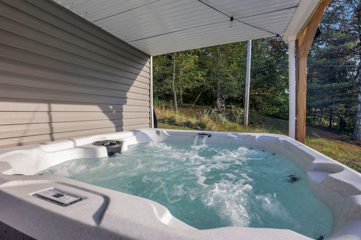 Edens Hillside Haven deck seating overlooking scenic hillside